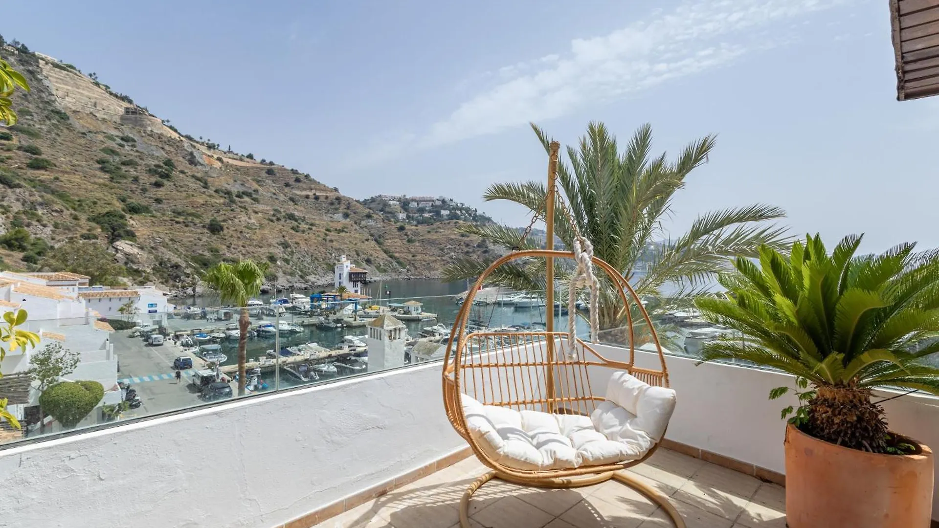 Marina Horizon Suites La Herradura  España